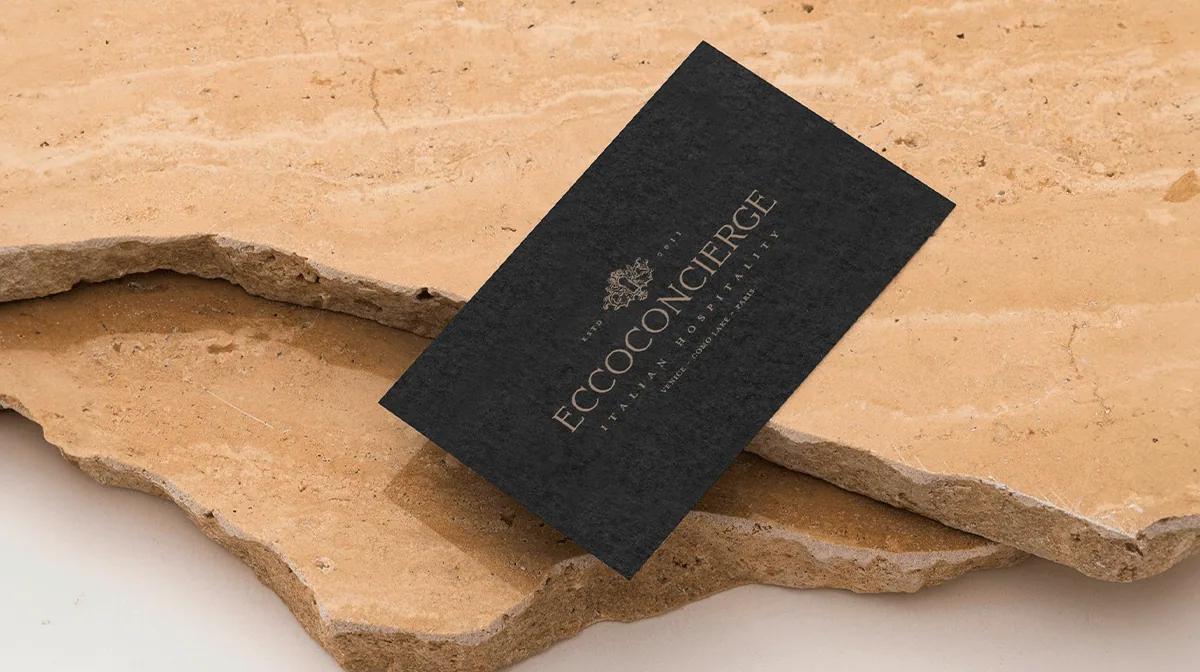 Biglietto nero con logo Ecco Concierge in negativo
