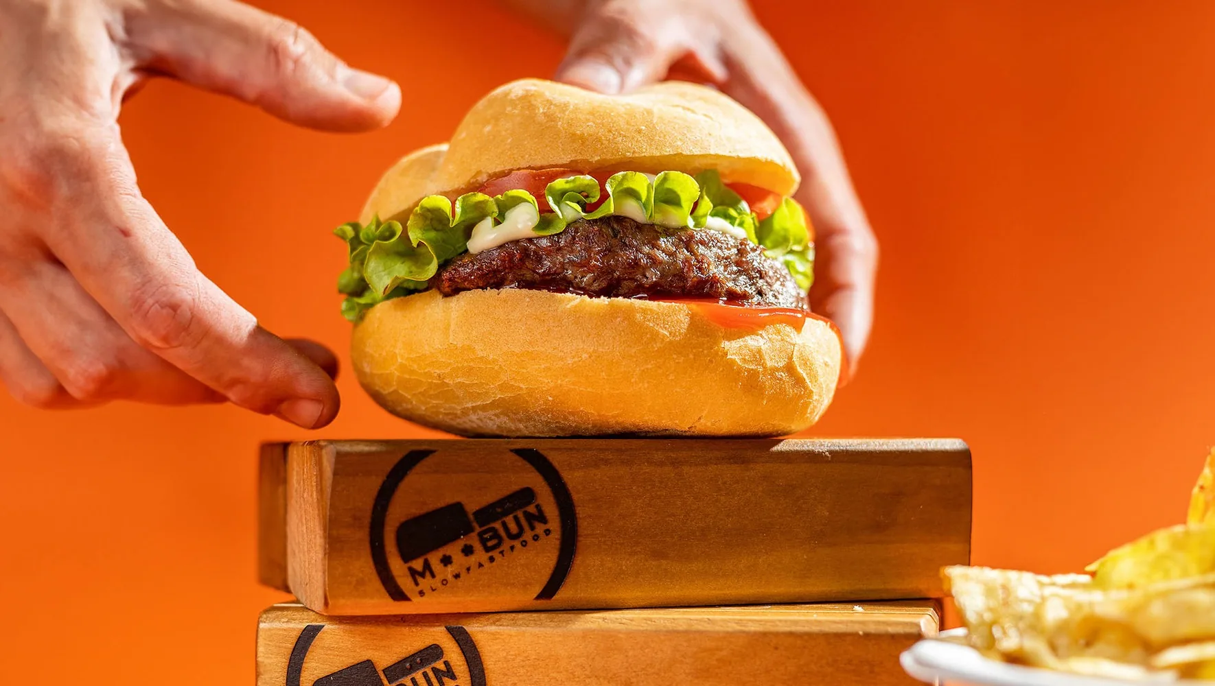 M**Bun: brand identity, interni e comunicazione per lo slow fast food piemontese